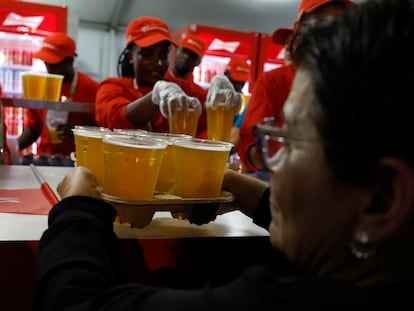 Ambiente del primer día en el Fan Festival, el único sitio dónde se va a poder consumir cerveza en Doha, Qatar.