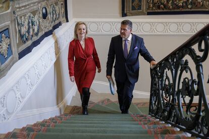 Liz Truss, en un encuentro con el comisario europeo Maros Sefcovic en Londres, el 11 de febrero, cuando era la ministra de Exteriores británica.