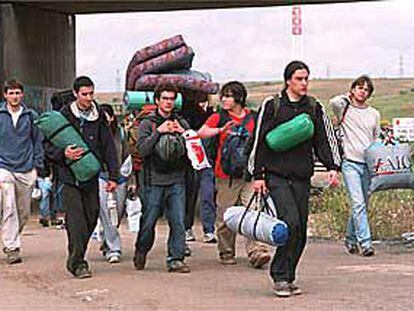 Los últimos asistentes al Festimad 2001 abandonaban ayer por la mañana el parque de El Soto de Móstoles.