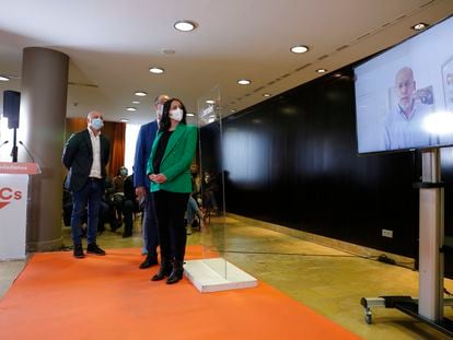 Inés Arrimadas observa a Francisco Igea durante su intervención en un acto en Salamanca, este domingo. El mensaje del candidato de Cs en su cuenta de Twitter tras la decisión de la Junta Electoral.