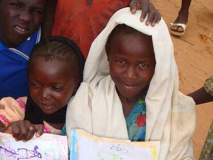 Niños de Darfur refugiados en Chad muestran sus dibujos.