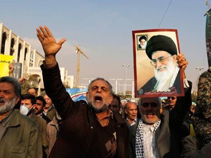 Manifestantes corean consignas contra los activistas antigubernamentales, contra EE.UU e Israel, empu&ntilde;ando un afiche del ayatollah Jomeini durante una marcha en Teher&aacute;n (Ir&aacute;n), el pasado 5 de enero. 