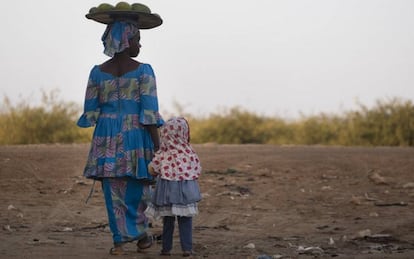 Una mujer pasea con su hija por el barrio de Darou, en Saint Louis (Senegal).