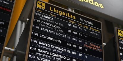 Uno de los paneles de información sobre vuelos en el aeropuerto de Madrid-Barajas.