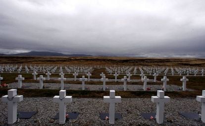 El cementerio de Darwin, con las tumbas de los soldados argentinos muertos durante la guerra contra el Reino Unido por las Islas Malvinas.