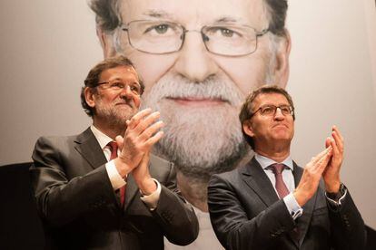 Mariano Rajoy y Alberto Núñez Feijóo, ayer, en la presentación del libro del expresidente del Gobierno en Santiago.
