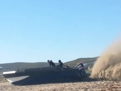 Lancha que embarrancó en una playa de La Línea a principios de mes y cuyos ocupantes se encuentran entre los 65 detenidos por la Guardia Civil