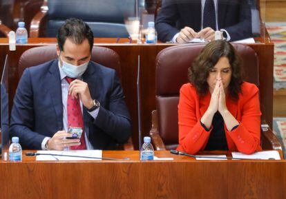 La presidenta y el vicepresidente de la Comunidad de Madrid, Isabel Díaz Ayuso e Ignacio Aguado, antes de que comience una sesión de control al Gobierno en la Asamblea.