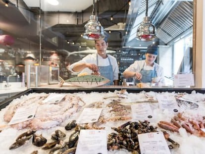 Mostrador y cocina del Chiringuito de El Se&ntilde;or Mart&iacute;n, en la calle Mayor de Madrid. 