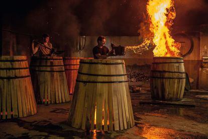 Elaboración de las botas en Jerez, un proceso artesanal que necesita de agua y fuego para retorcer las duelas de madera.