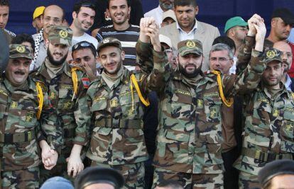 Los cinco excarcelados saludan a su llegada a Líbano