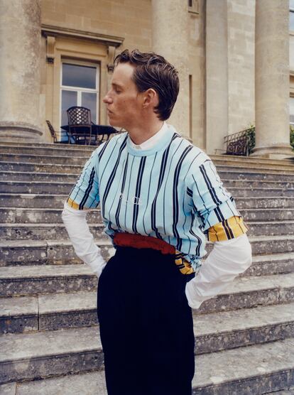 El actor viste camiseta Palace, camisa y pantalones Alexander McQueen.