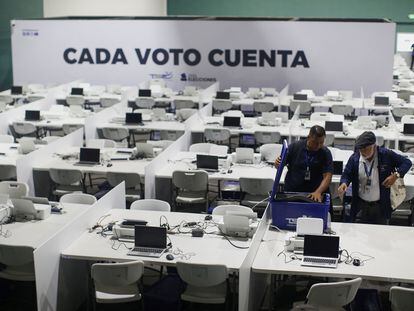 Trabajadore selectorales preparan el equipo para contar los votos, en San Salvador, el pasado 10 de febrero.