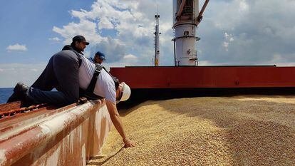This handout picture taken and released by the Turkish Defence ministry press office on August 3, 2022, shows an inspection delegation member inspecting the Sierra Leone-flagged cargo ship Razoni carrying 26,000 tonnes of corn from Ukraine, off the coast of north-west Istanbul. - A team of Russian and Ukrainian officials in Turkey is due on August 3, 2022, to inspect the first shipment of grain exported from Ukraine since Moscow's invasion under a deal aimed at curbing a global food crisis. The Sierra Leone-flagged Razoni arrived at the edge of the Bosphorus Strait just north of Istanbul on Tuesday, a day after leaving the Black Sea port of Odessa carrying 26,000 tonnes of maize bound for Lebanon. (Photo by Turkish Defence Ministry / TURKISH DEFENCE MINISTRY / AFP) / RESTRICTED TO EDITORIAL USE - MANDATORY CREDIT "AFP PHOTO / TURKISH DEFENCE MINISTRY PRESS OFFICE" - NO MARKETING - NO ADVERTISING CAMPAIGNS - DISTRIBUTED AS A SERVICE TO CLIENTS