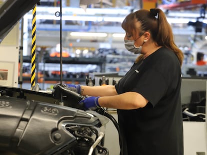 Una trabajadora de la planta de Seat en Martorell en septiembre de 2020.