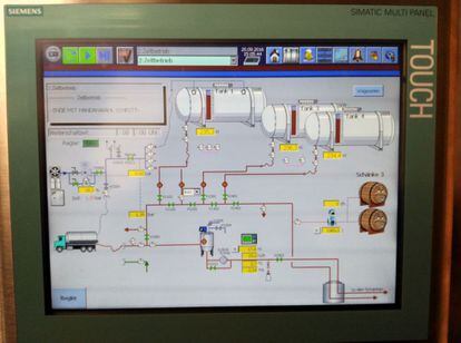 Una pantalla sirve para comprobar el estado de los tanques, el flujo de la cerveza, y controlar la totalidad del sistema.