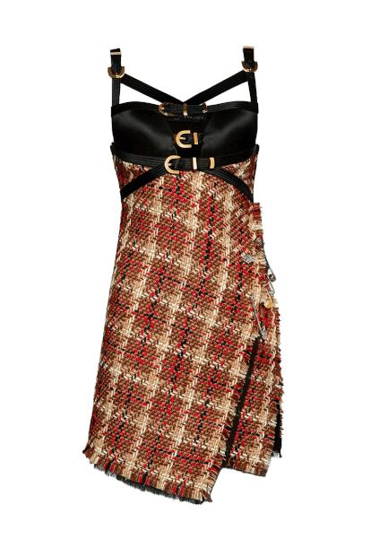 Vestido de cuadros y cuero de Versace (2.750 €).