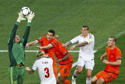 Andersen atrapa el balón rodeado de jugadores.