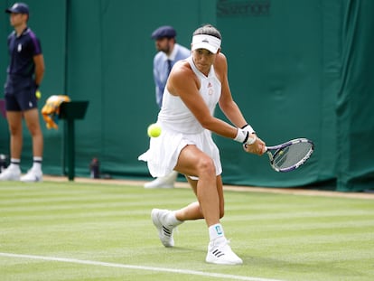 Muguruza golpea de revés durante el partido contra Ferro en la Court 1.