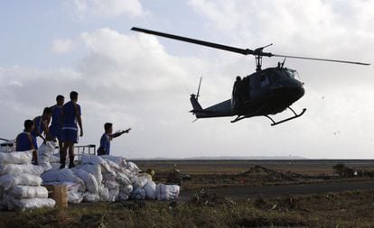 La ayuda empieza a llegar poco a poco en algunas partes de Tacloban.