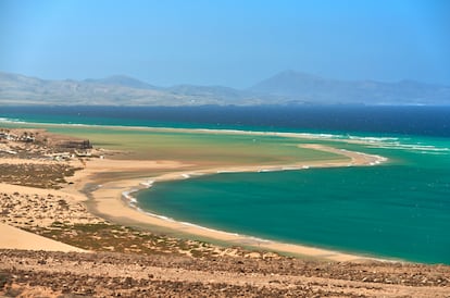Nueve kilómetros de arena virgen, aguas de colores insólitos, marea baja y un entorno salvaje para perderse y desconectar. Es la playa de Sotavento, un arenal interminable formado por cinco playas: La Barca, Risco del Paso, Mirador, Malnombre y Los Canarios.