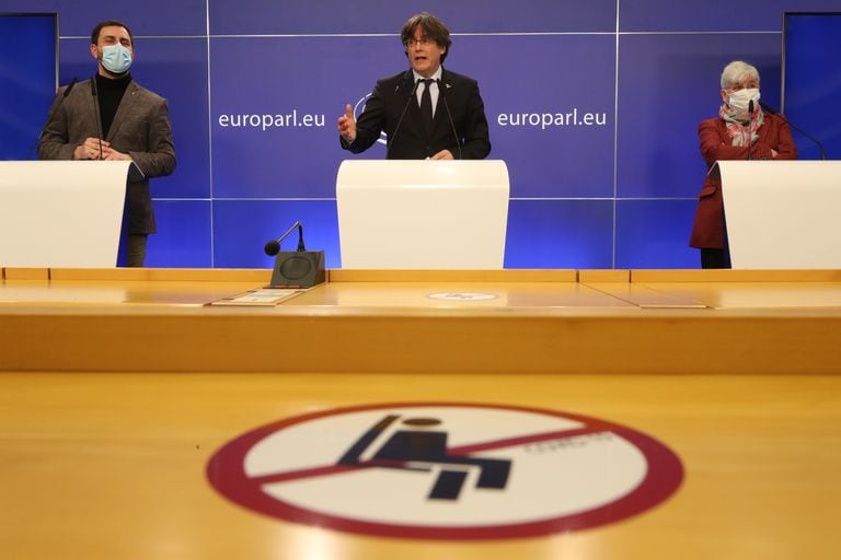 De izquierda a derecha, Comín, Puigdemont y Ponsatí comparecieron el martes tras conocer que el Parlamento Europeo había levantado su inmunidad.