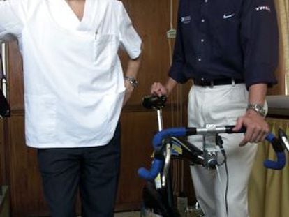 Del Moral (izq.) y José Martí, con una bicicleta estática de Armstrong en el año 2000.