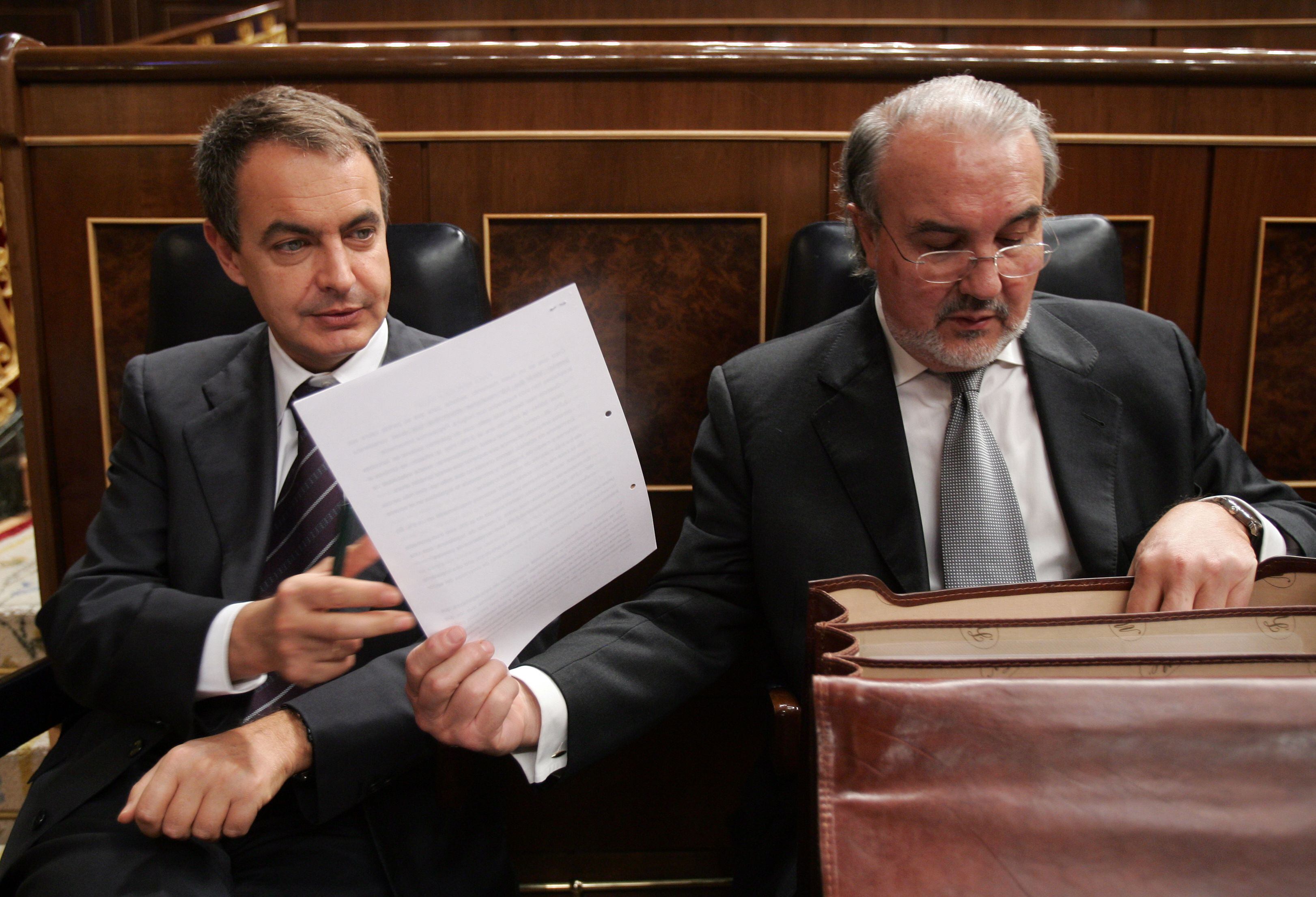 José Luis Rodríguez Zapatero recibe un papel de Pedro Solbes, en el pleno del debate de los Presupuestos en el Congreso de los Diputados, en 2007.