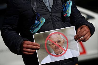 Un manifestante sostiene una imagen del Papa Francisco durante una manifestación contra el abuso sexual de la iglesia, el 25 de agosto de 2018, en Dublín. 