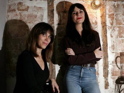 Rosa Márquez (izquierda) y Marta Jaenes, en La China Mandarina, en Madrid. En vídeo, el tráiler del documental.