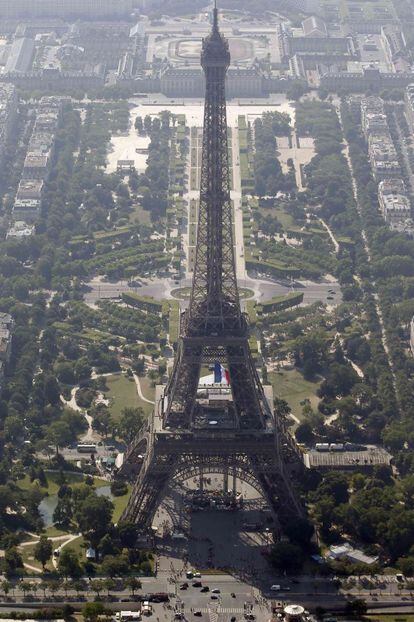 La Torre Eiffel y el parque del Champ de Mars (Campo de Marte) en París.