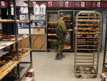 Un soldado israelí en una panadería de Sderot, este viernes.