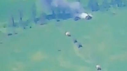 Fotograma de un vídeo difundido por el Ministerio de Defensa ruso que muestra supuestamente vehículos militares ucranios en el frente repelidos por fuerzas rusas.