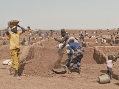Las mujeres de Kamsé practican técnicas agrícolas ancestrales para regenerar la tierra erosionada.