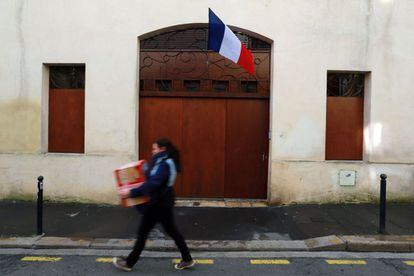 Edificio con la bandera nacional francesa en la fachada de un edificio en Burdeos (Francia).