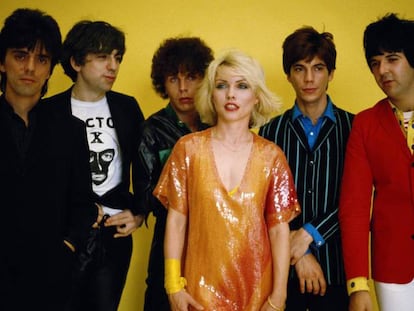 Frank Infante, Chris Stein, Nigel Harrison, Debbie Harry, Jimmy Destri y Clem Burke, o sea, la formación de Blondie en 1979, cuando lanzaron uno de sus mayores éxitos, 'Heart of glass', que para su fortuna (o desgracia) forma parte de la lista que está a punto de leer. Si se quiere escuchar las canciones mientras lo hace, dar al 'play'.