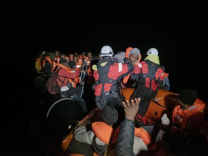 Miembros de la ONG Sea Watch 3 rescata en a algunos de los 270 migrantes que trataban de llegar a las costas italiana este sábado.