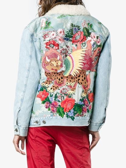 Esta cazadora de Gucci con grandes bordados de flores en la espalda y en la zona delantera, forrada de borreguito, te recordará a aquellas que arrasaron en la década de los 90. 4.980€.