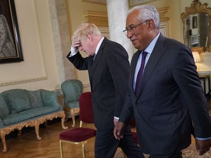 El primer ministro británico, Boris Johnson recibe al primer ministro de Portugal, Antonio Costa, este lunes en Londres.