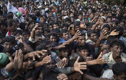 Refugiados rohingya piden ropa y comida en Tankhali, Bangladés, el 15 de septiembre.