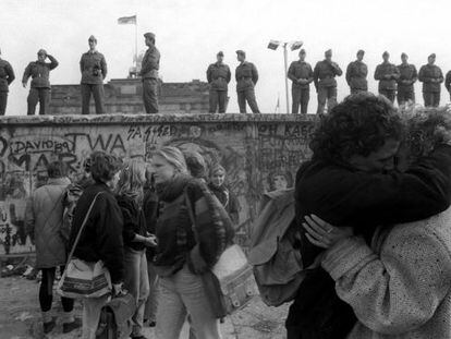 Un grupo de j&oacute;venes celebra la ca&iacute;da del muro de Berl&iacute;n, en 1989.