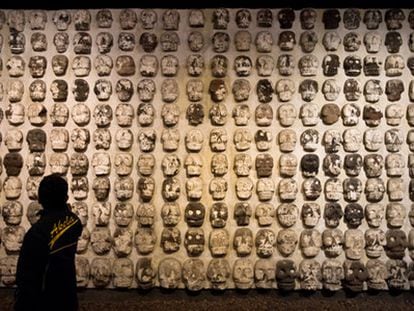 Mural de cráneos de piedra en el museo del Templo Mayor, en México DF.