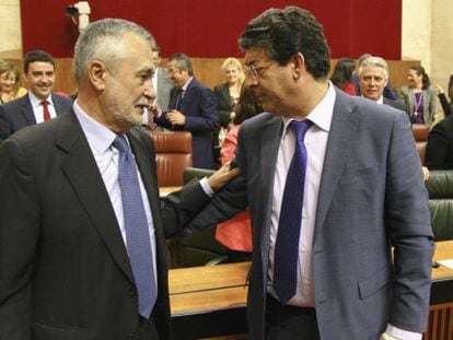 Jos&eacute; Antonio Gri&ntilde;&aacute;n (PSOE) y Diego Valderas, ayer en el Parlamento.