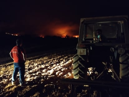 El ganadero Manuel García observaba en la madrugada del lunes el incendio en las cercanías de Tábara (Zamora).