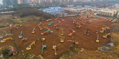 Esta foto aérea del 24 de enero de 2020 muestra excavadoras en el sitio de construcción de un nuevo hospital que se está construyendo para tratar a pacientes de un brote de virus mortal en Wuhan, en la provincia central de Hubei en China.