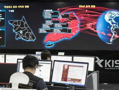 Trabajadores de la Agencia de Seguridad e Internet de Corea del Sur analizan el alcance del ciberataque de WannaCry, el lunes.