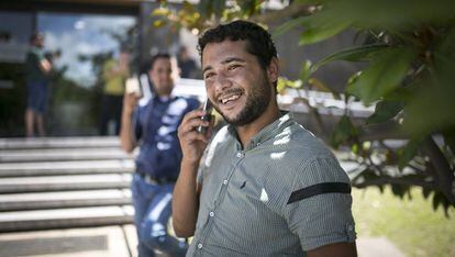 Un migrant parla per telèfon a la residència Blume.