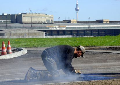 Un operario ultima los trabajos de preparación para abrir como un parque el antiguo aeropuerto berlinés de Tempelhof.