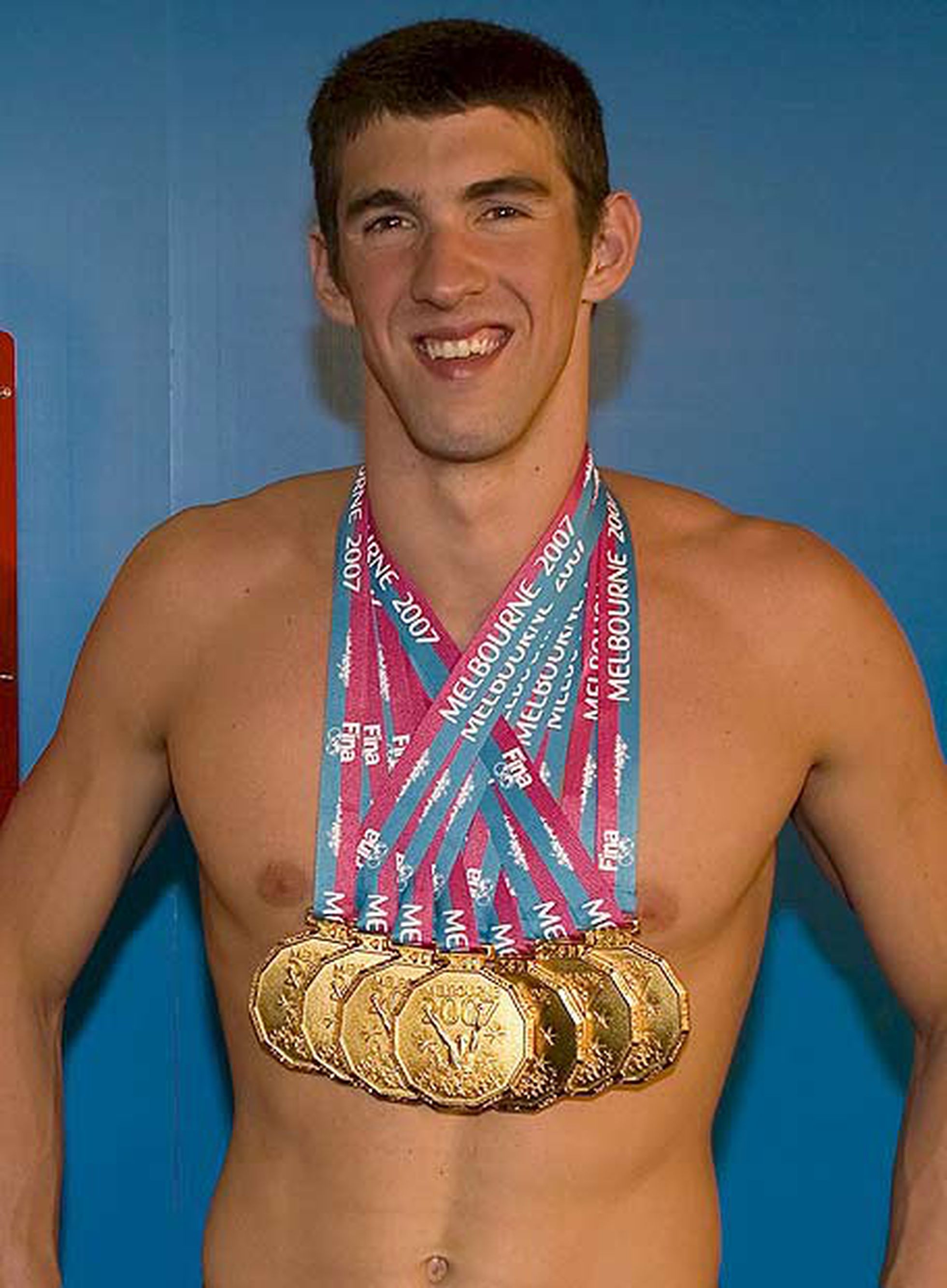 Michael Phelps exhibe con satisfacción todas sus medallas. | Deportes ...