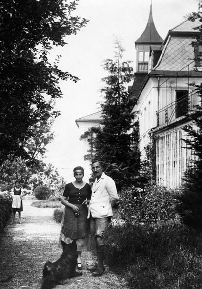 Stefan Zweig con su primera esposa Friderike Winternitz frente a su casa en Kapuzinerberg 5, en Salzburgo, en una imagen tomada en 1922. 